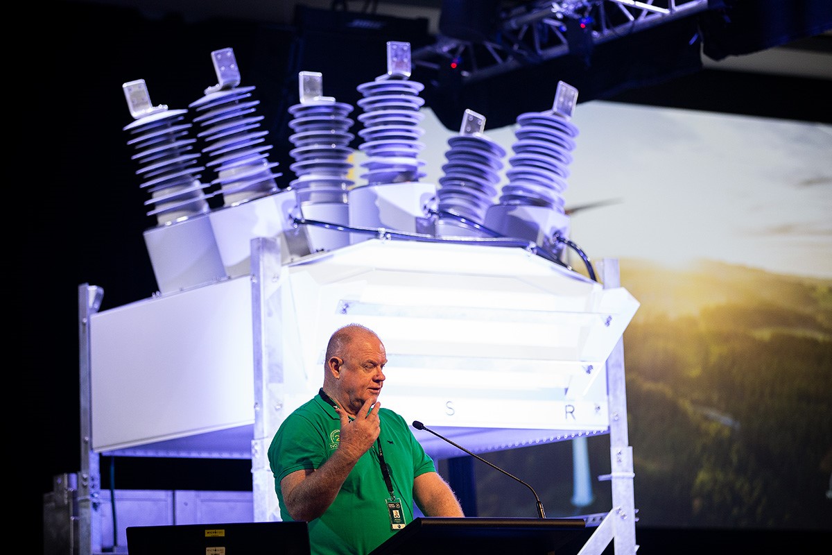 Neil O'Sullivan, Director General del grupo NOJA Power con el EcoBreaker® fabricado por la compañía.